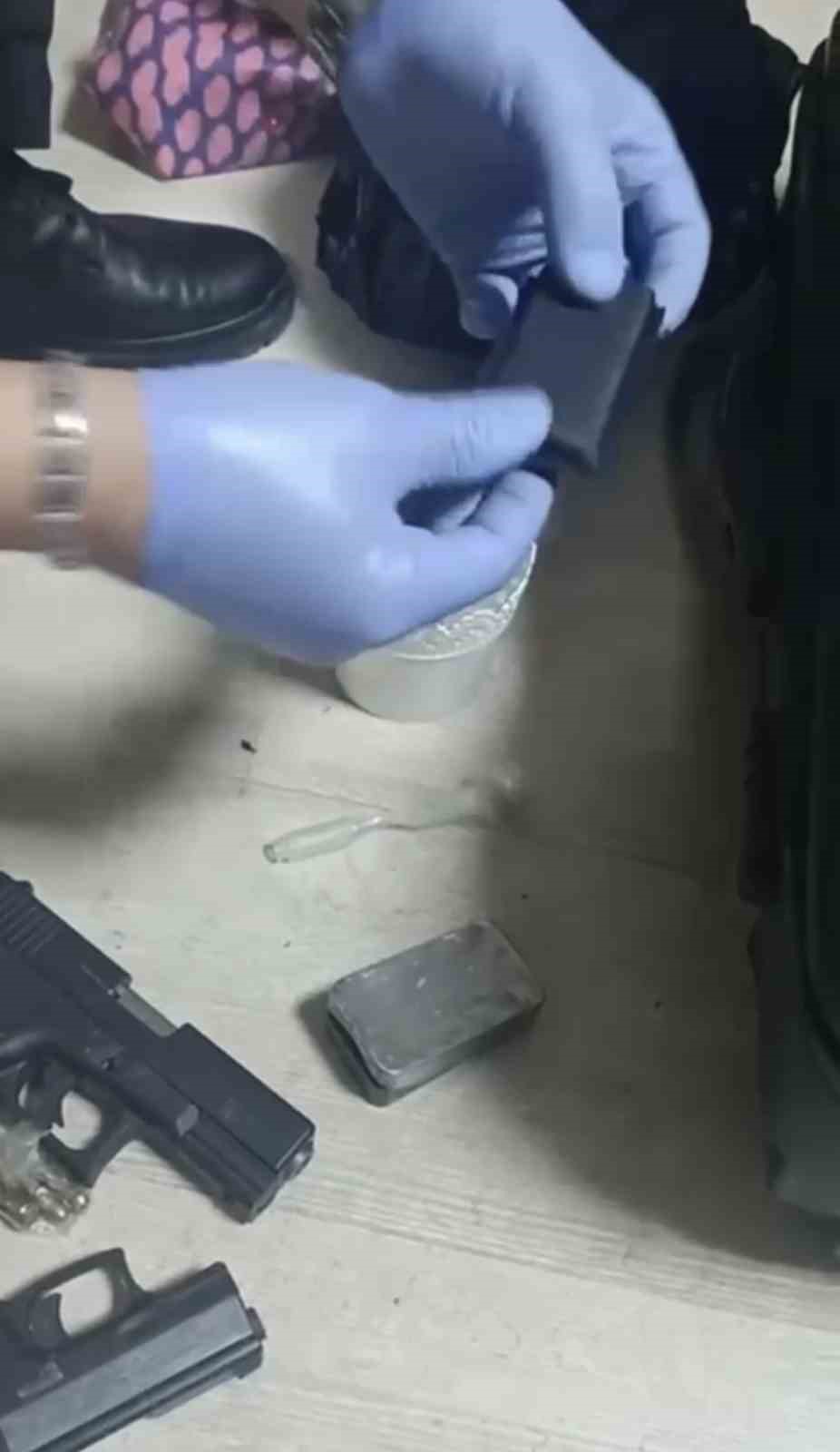 Polis pizzacı kılığına girdi, "Baron abla" lakaplı torbacı kadını yakaladı
