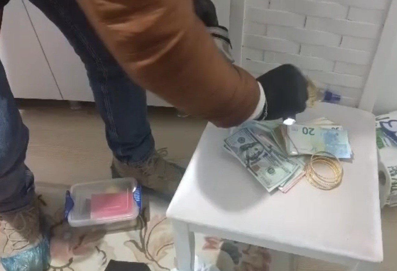 Polis, ’rüşvet dolarları’nı ele geçirdi
