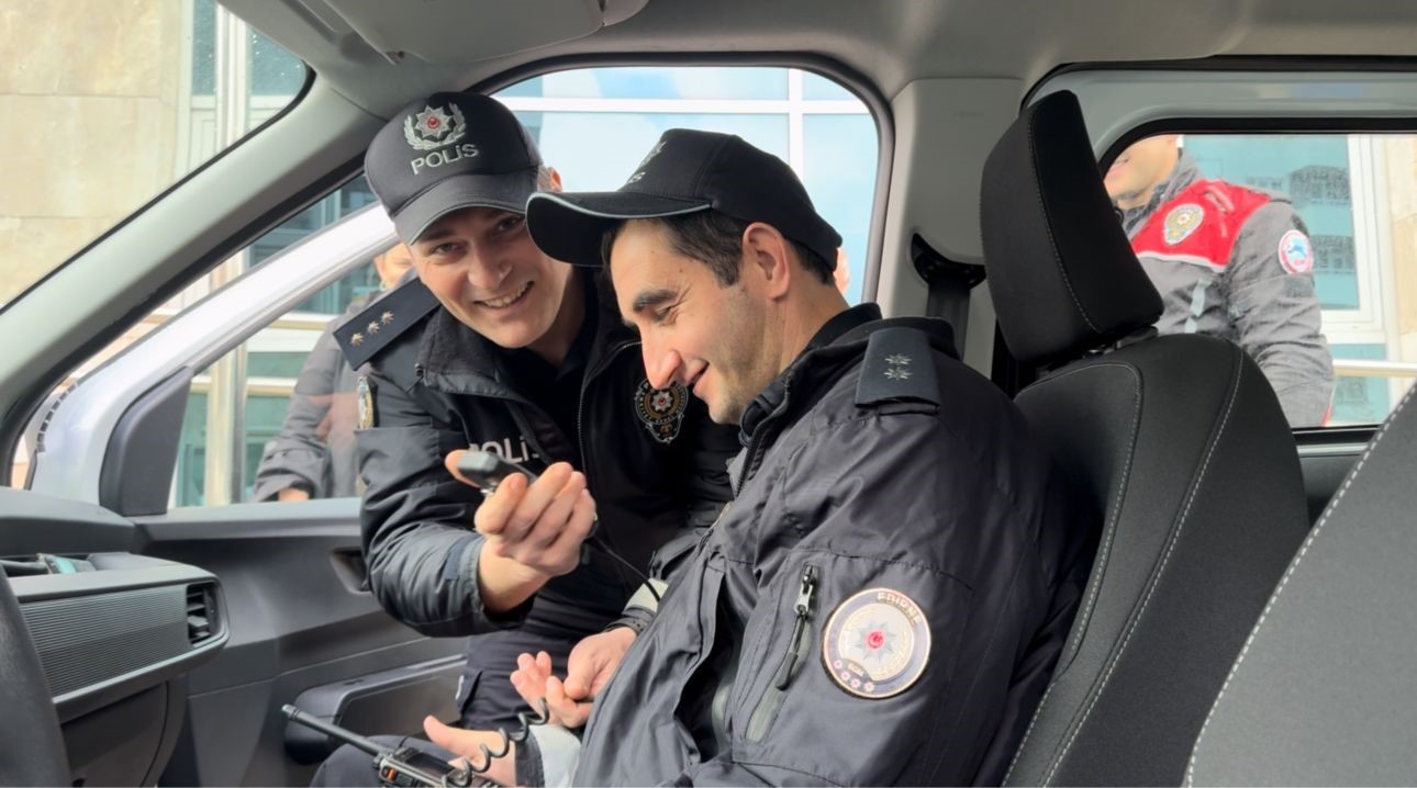 Polis sevdalısı engelli genç üniforma ile devriye görevine katıldı
