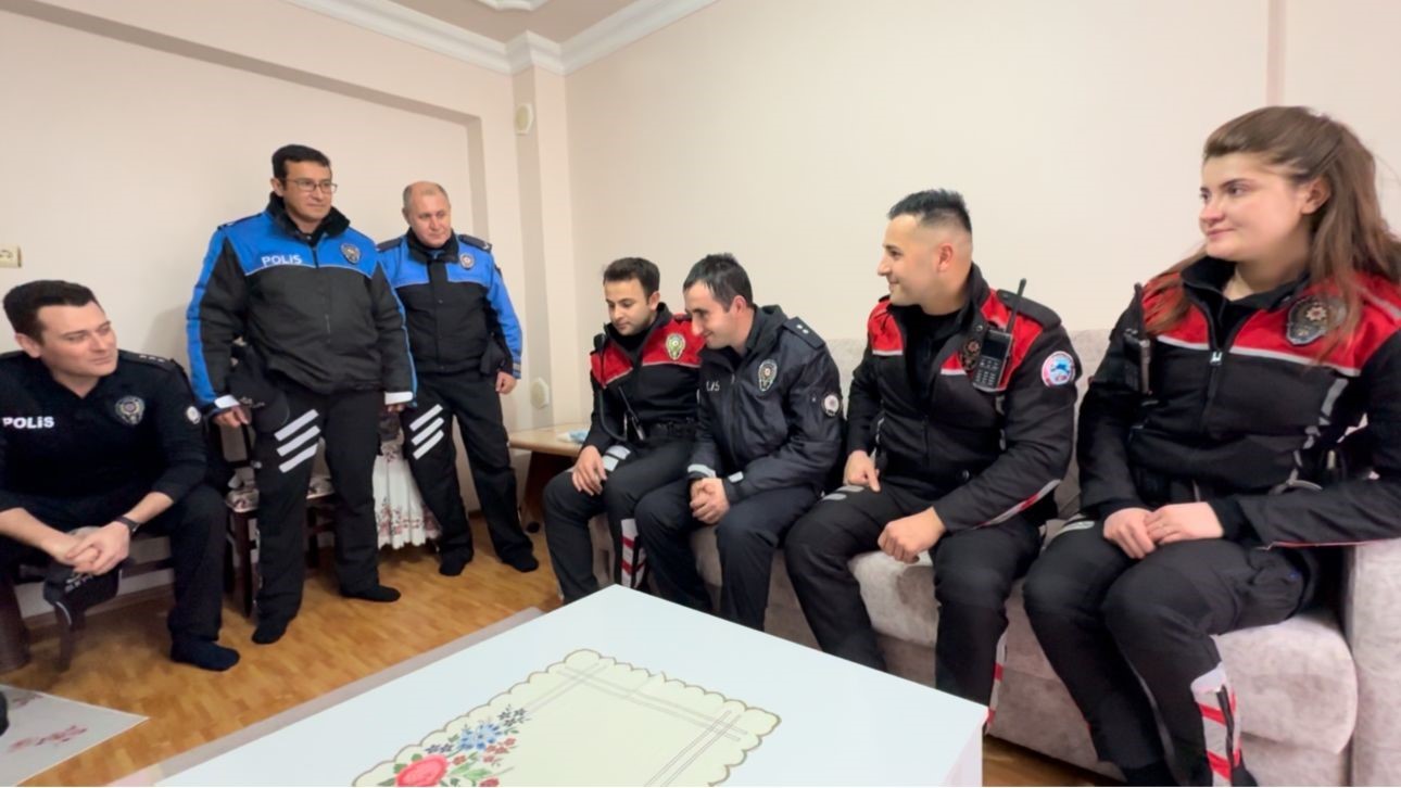 Polis sevdalısı engelli genç üniforma ile devriye görevine katıldı
