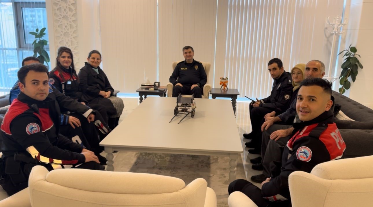 Polis sevdalısı engelli genç üniforma ile devriye görevine katıldı
