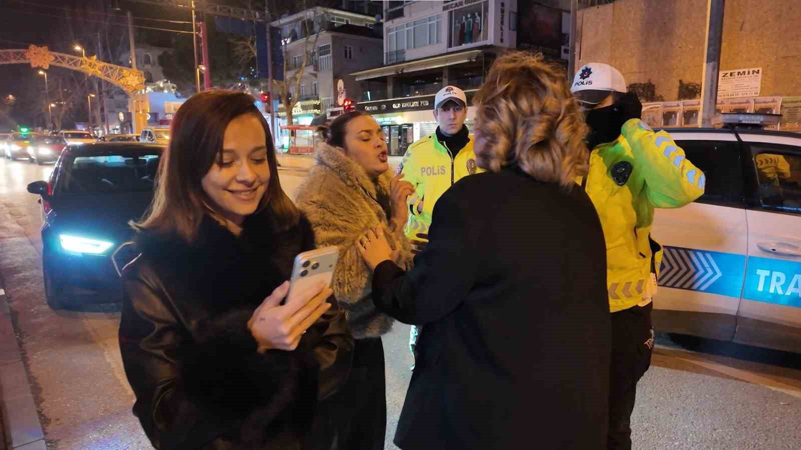 Polis uygulamasında ilginç anlar: Alkollü yolcu çakar iddiasıyla aracın önüne atladı
