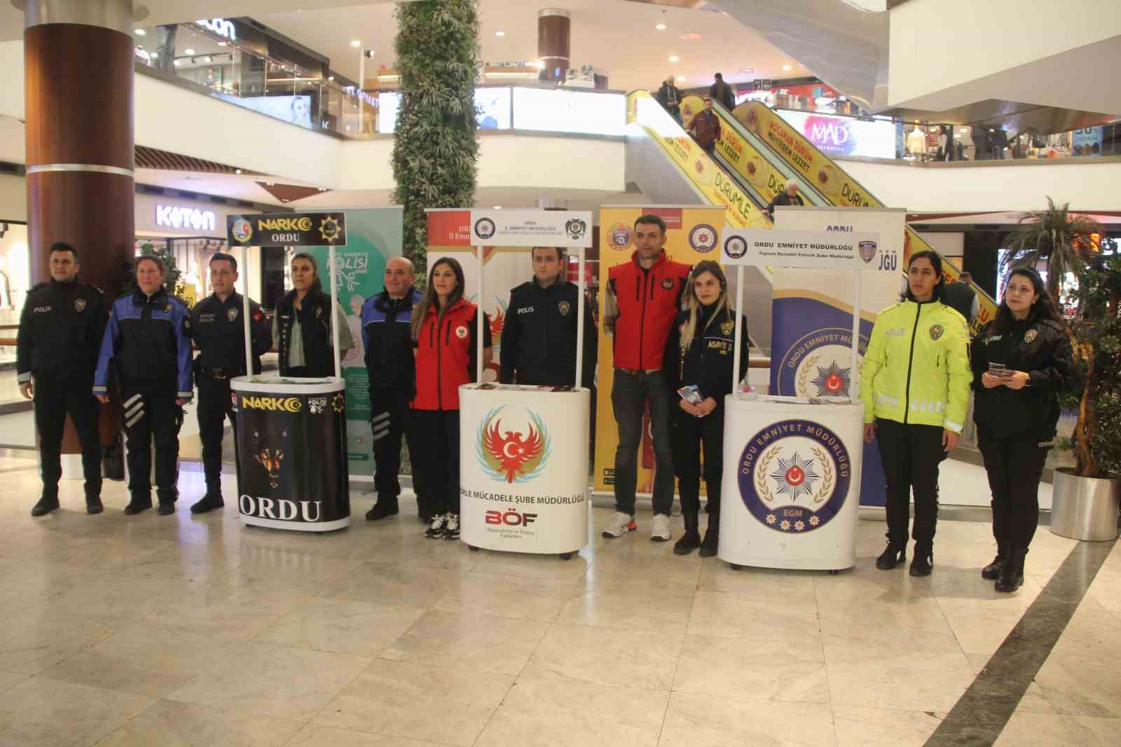 Polis, vatandaşı bilgilendirdi
