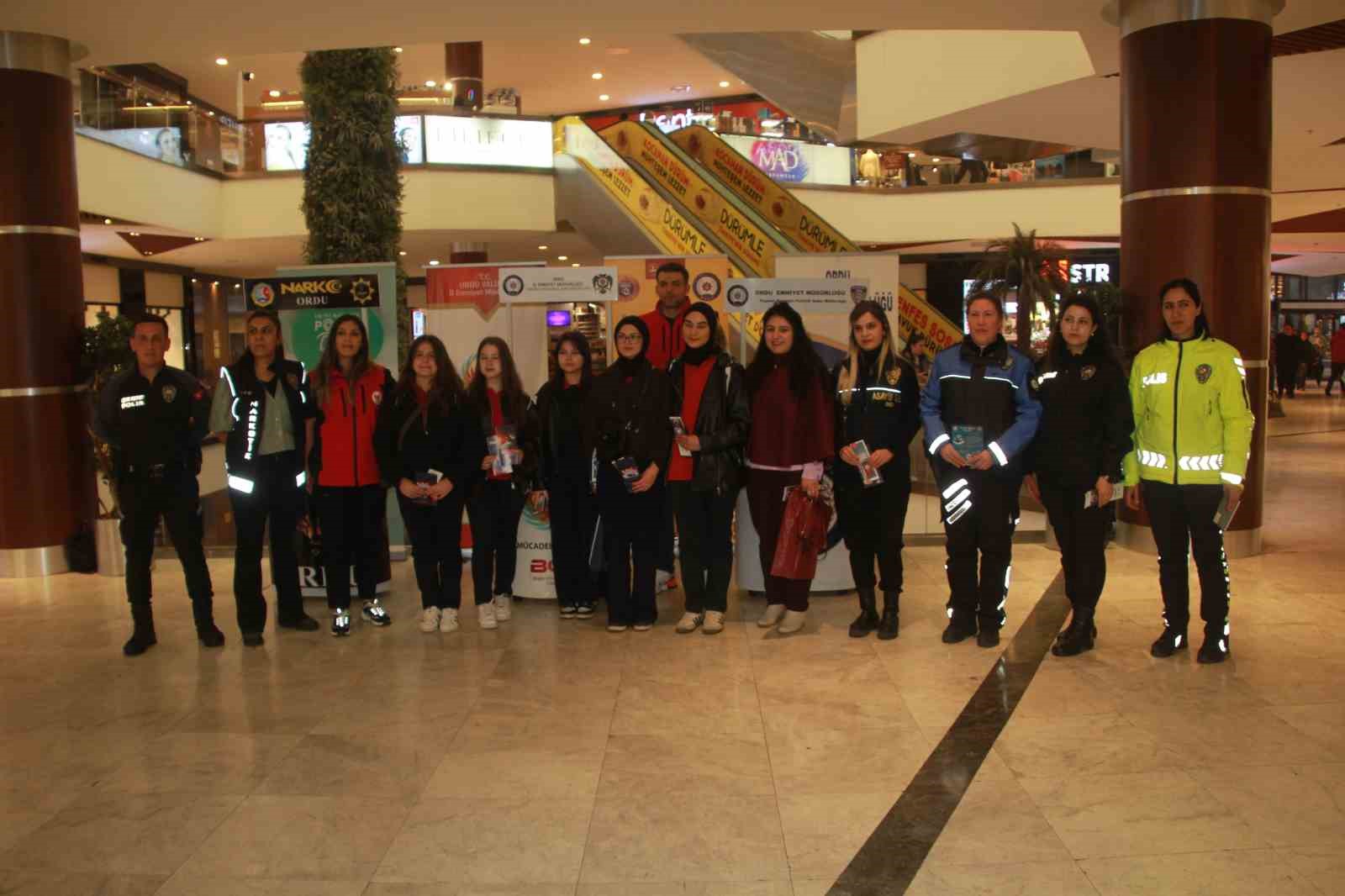 Polis, vatandaşı bilgilendirdi
