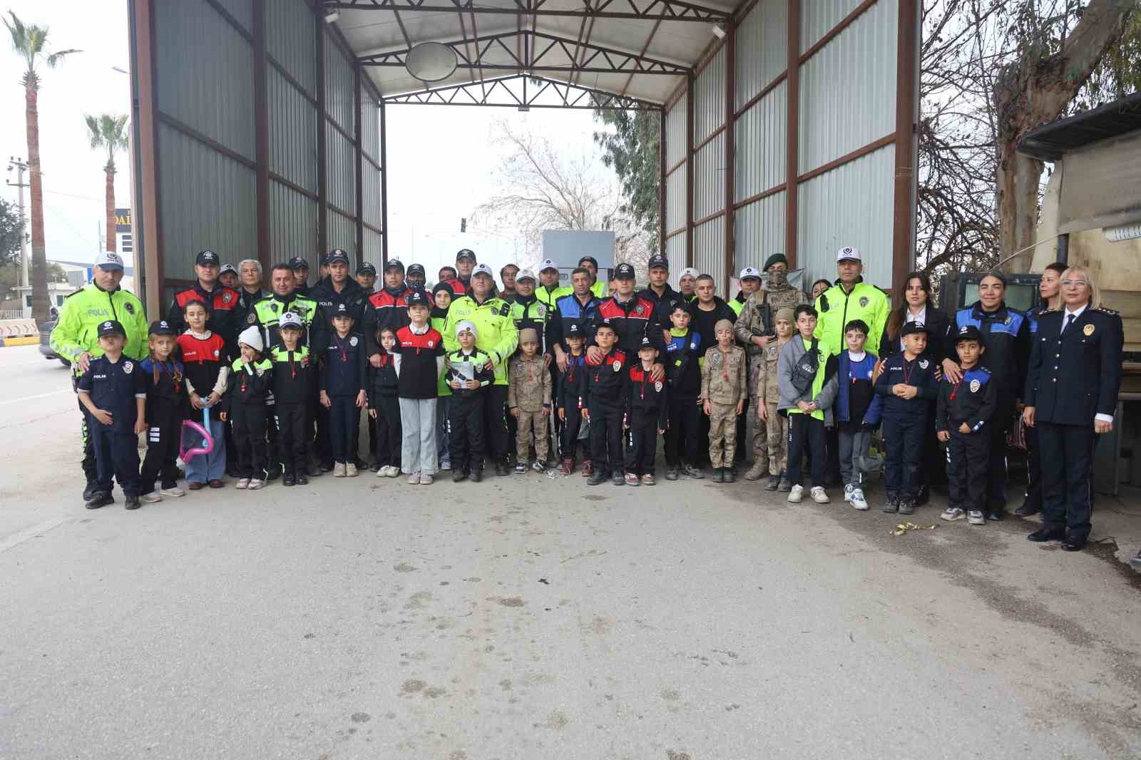 Polis ve jandarma kamuflajı ile denetim yapan depremzede çocuklar yürekleri ısıttı
