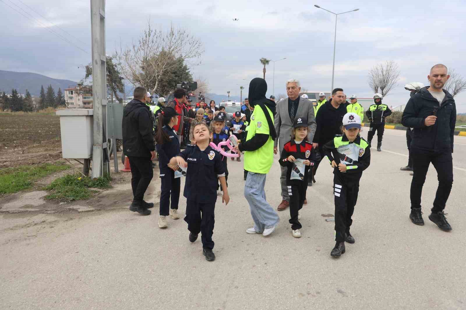 Polis ve jandarma kamuflajı ile denetim yapan depremzede çocuklar yürekleri ısıttı
