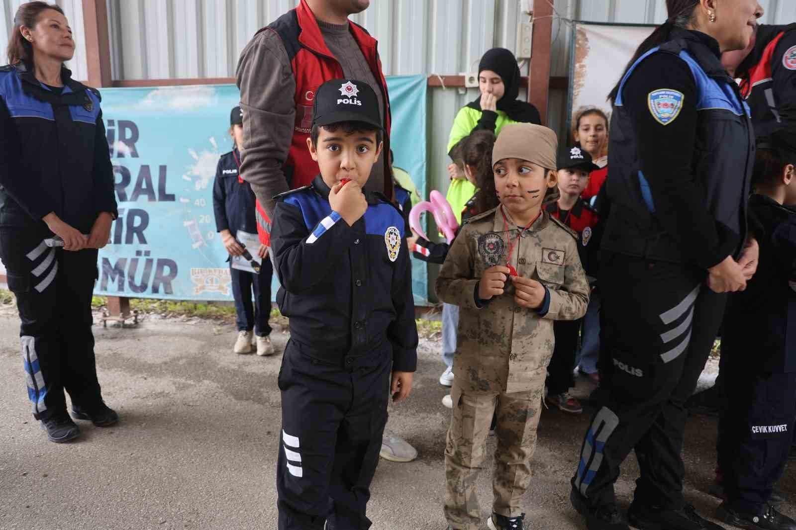 Polis ve jandarma kamuflajı ile denetim yapan depremzede çocuklar yürekleri ısıttı
