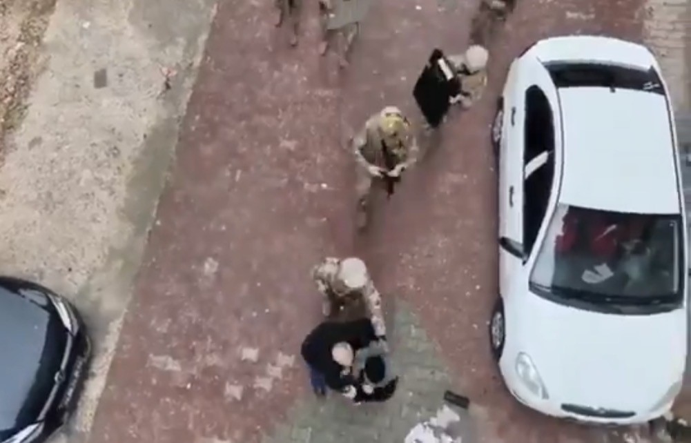 Polise silahla mukavemet gösteren şahıs özel harekat operasyonuyla yakalandı
