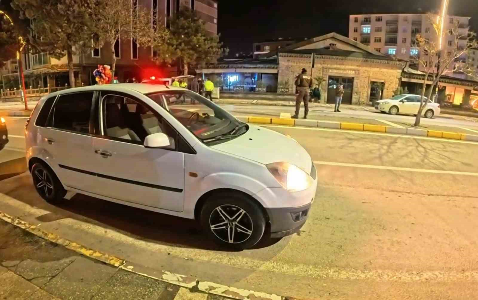 Polise zor anlar yaşattı, gazeteciyi görünce "Çekin beni" dedi
