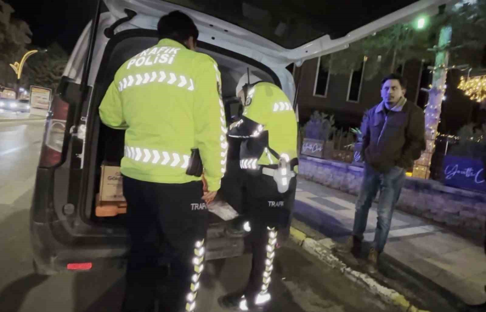 Polise zor anlar yaşattı, gazeteciyi görünce "Çekin beni" dedi
