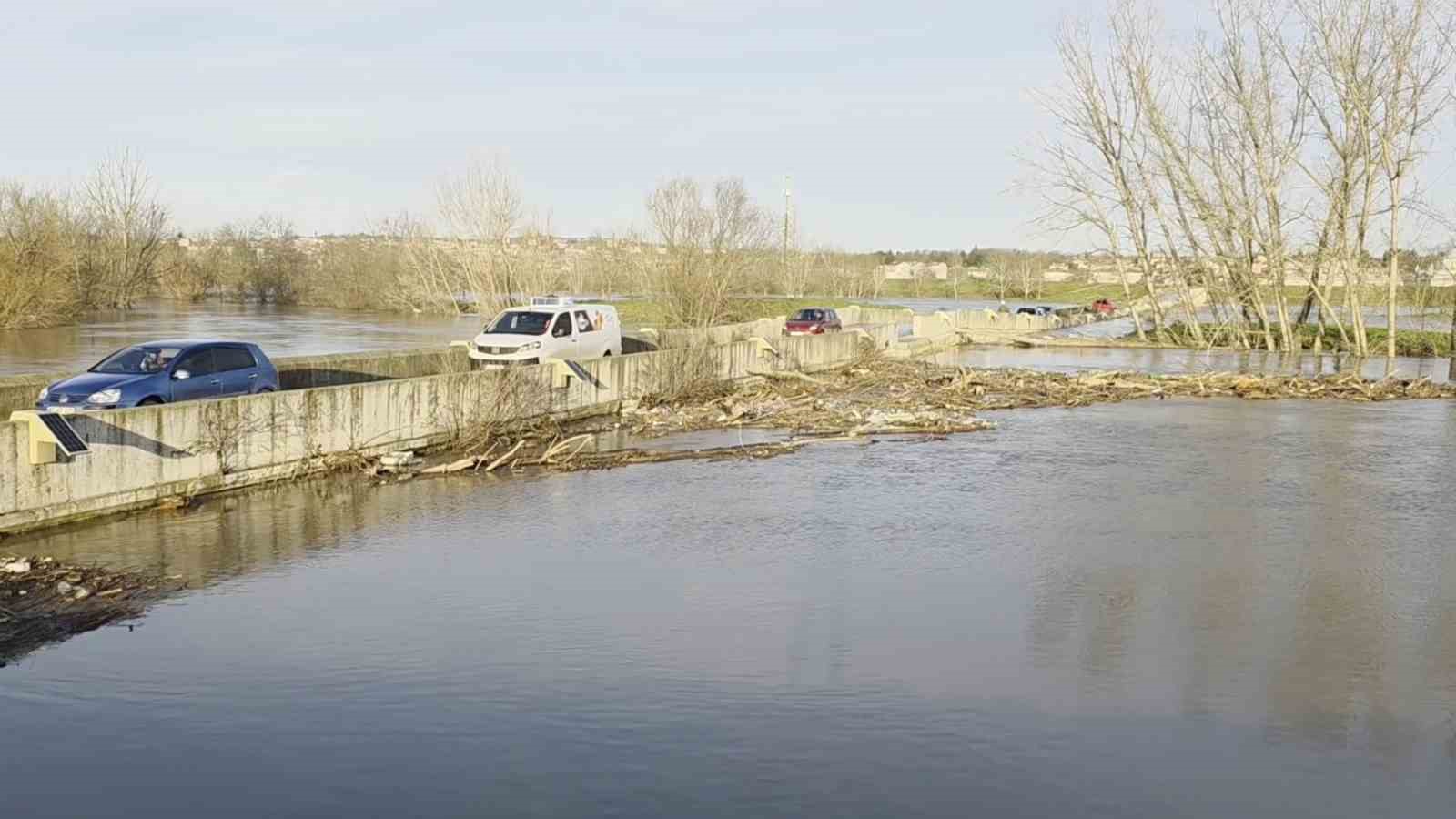 Polisi göre göre tehlikeli köprüden geçtiler: Suya düşme tehlikesi atlattılar
