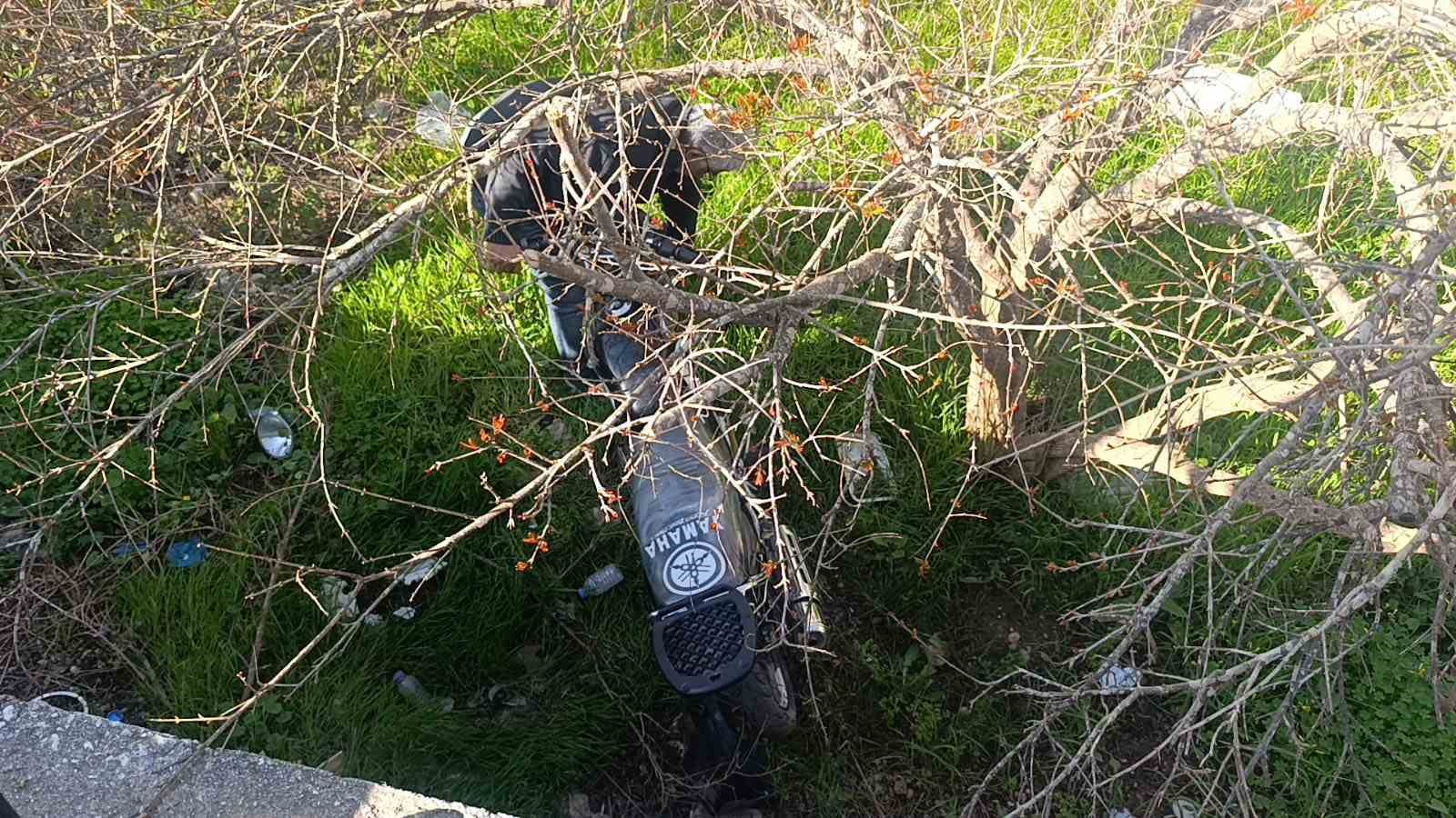 Polisi görünce motosikleti bahçeye atan sürücü ceza yemekten kurtulamadı
