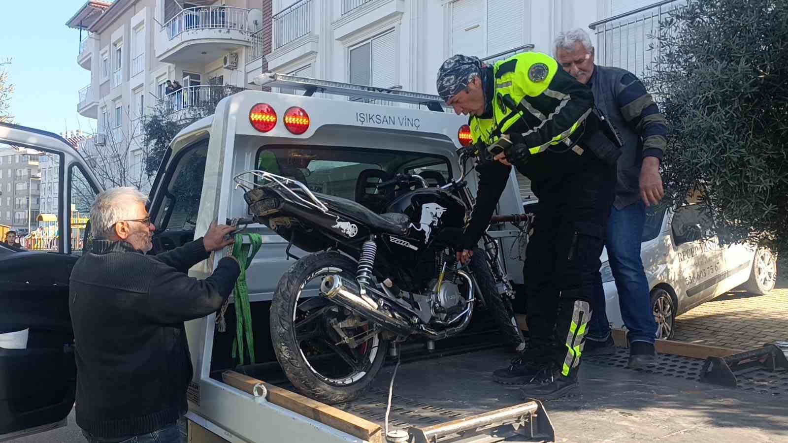 Polisi görünce motosikleti bahçeye atan sürücü ceza yemekten kurtulamadı
