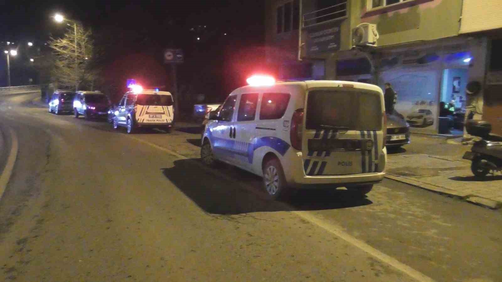 Polisi karşılarında görünce önce rol icabı kavga ettiler sonra pasta kestiler
