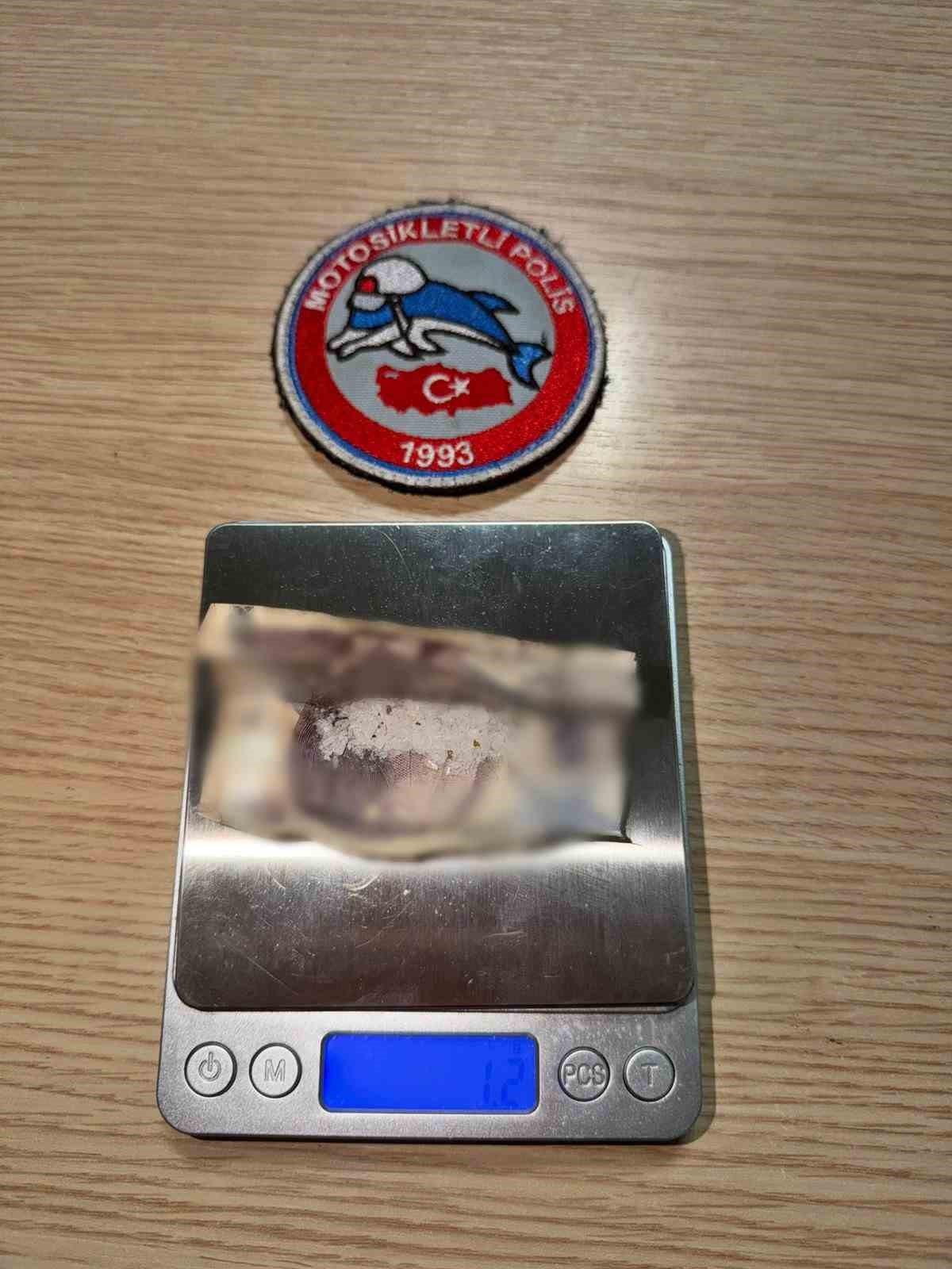 Polisin bir haftalık denetiminde uyuşturucu ve silahlar ele geçirildi
