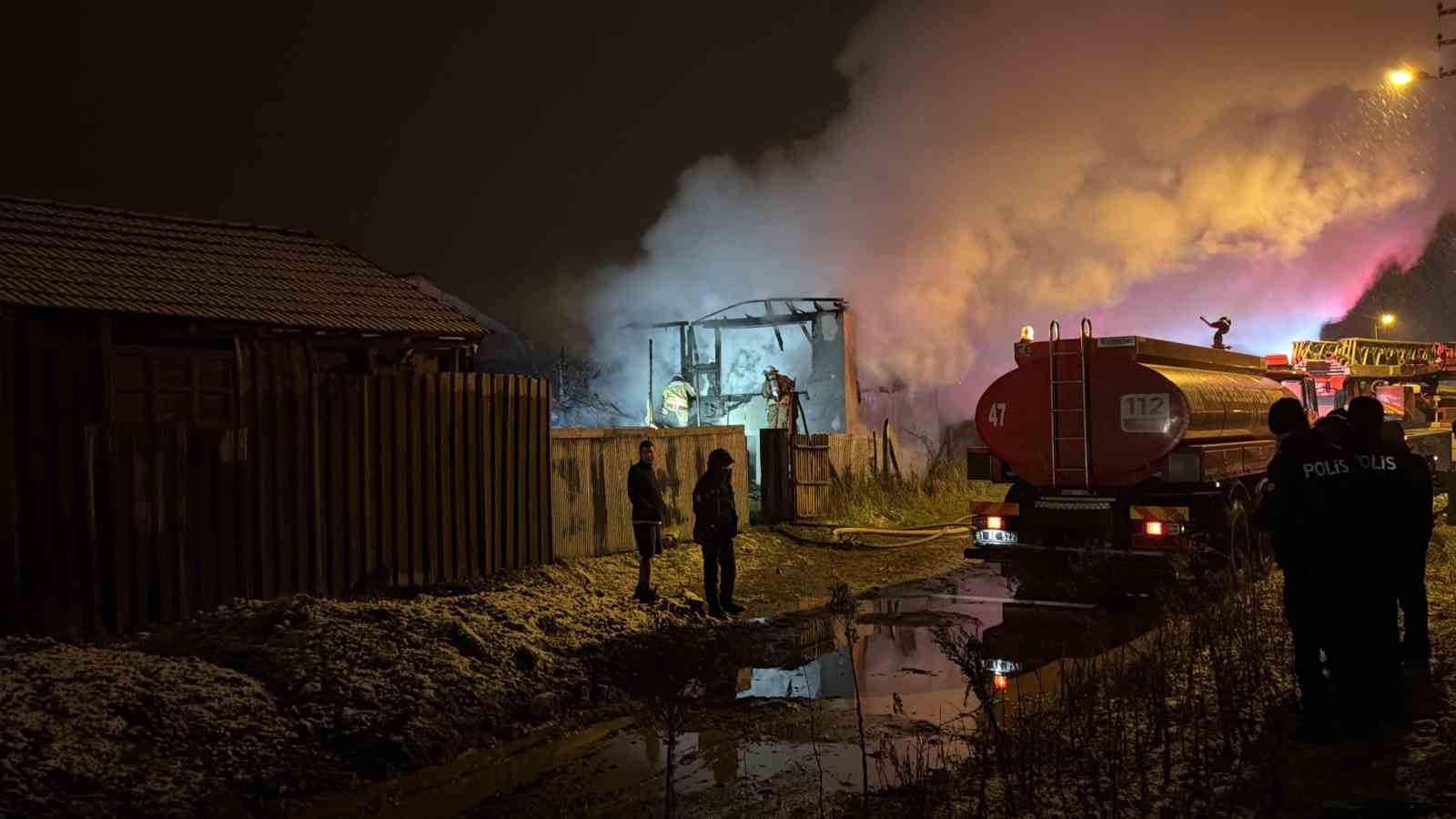 Polisin dikkati ahır ve evi yanmaktan kurtardı
