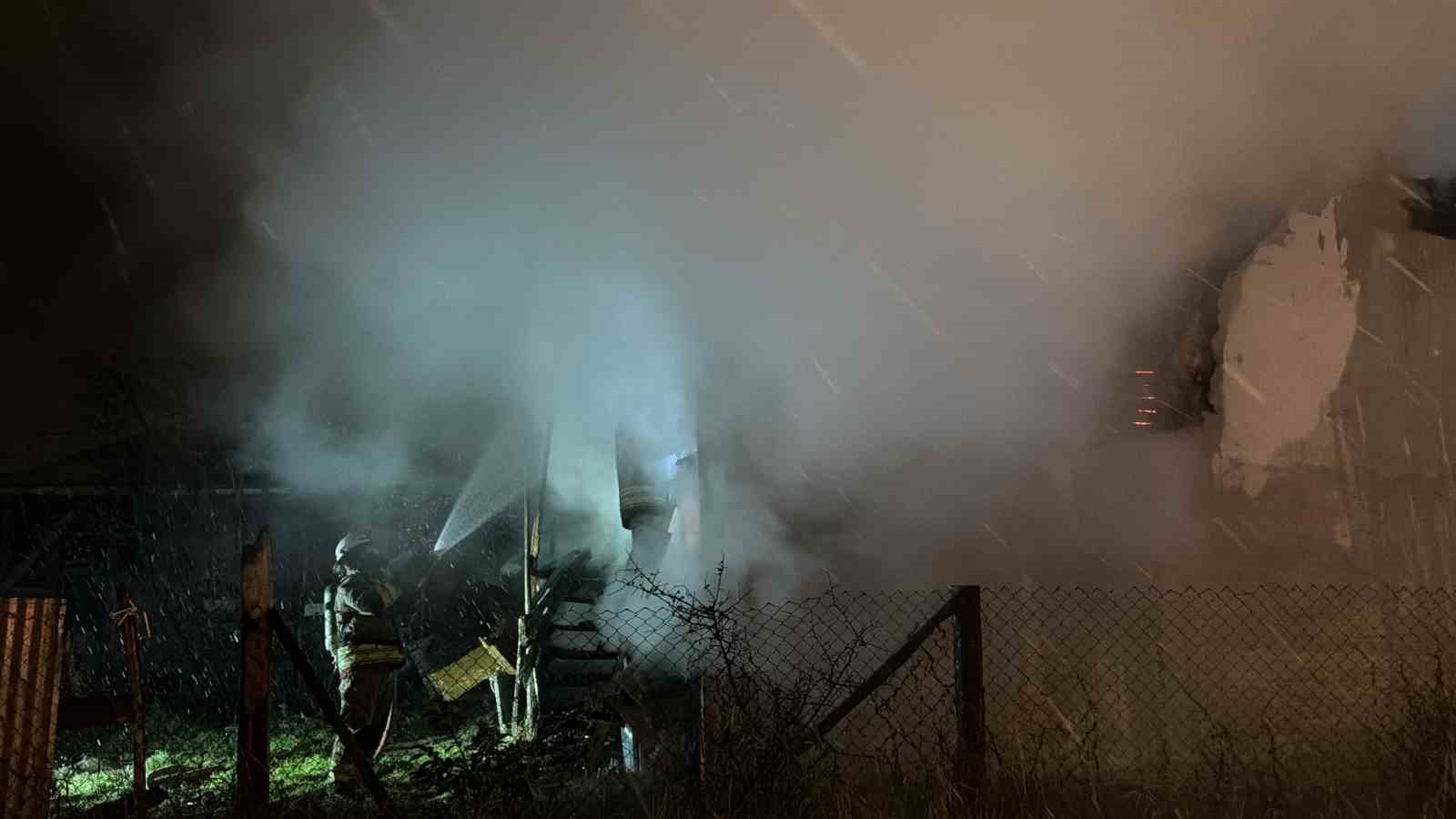 Polisin dikkati ahır ve evi yanmaktan kurtardı
