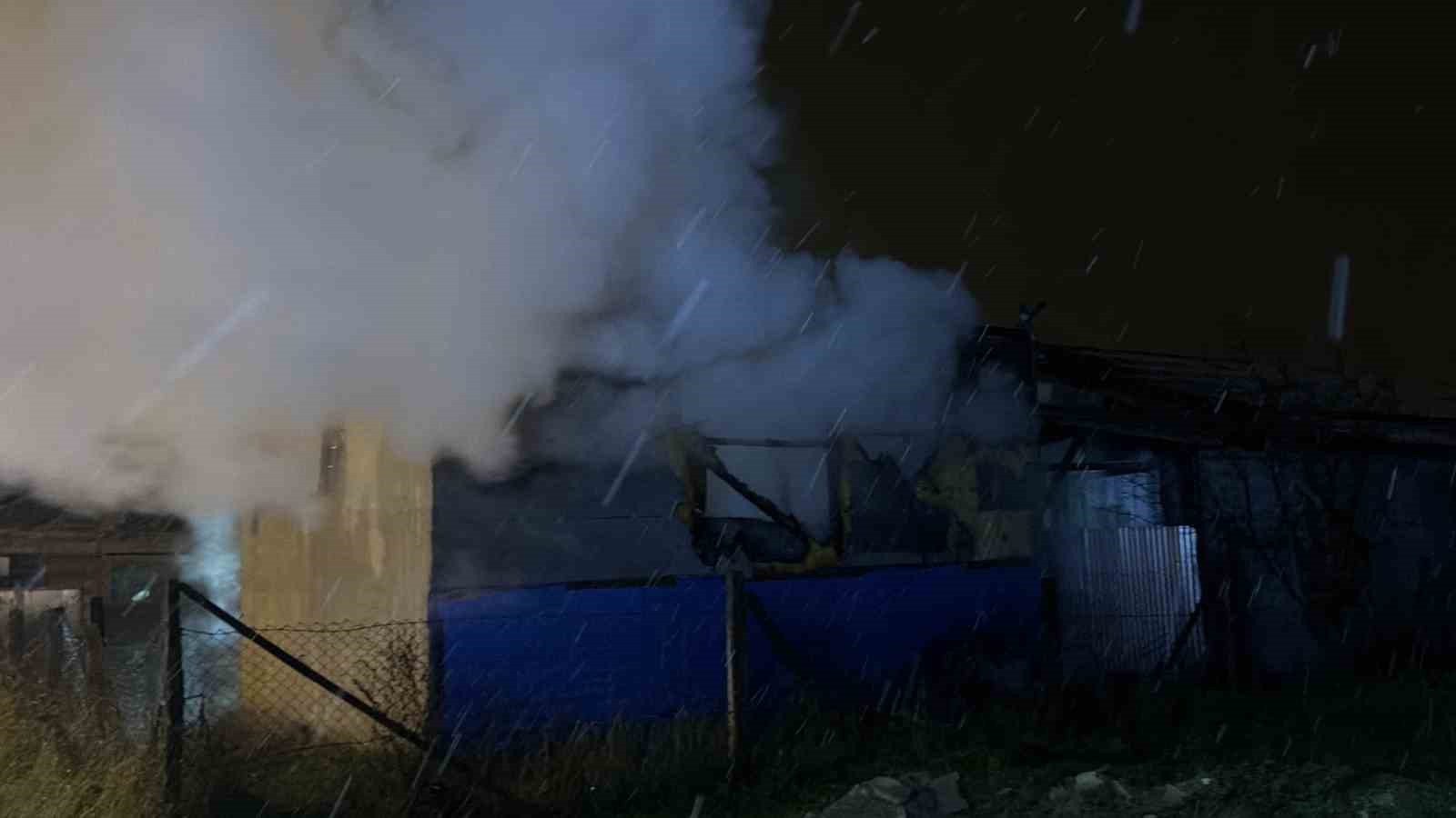 Polisin dikkati ahır ve evi yanmaktan kurtardı
