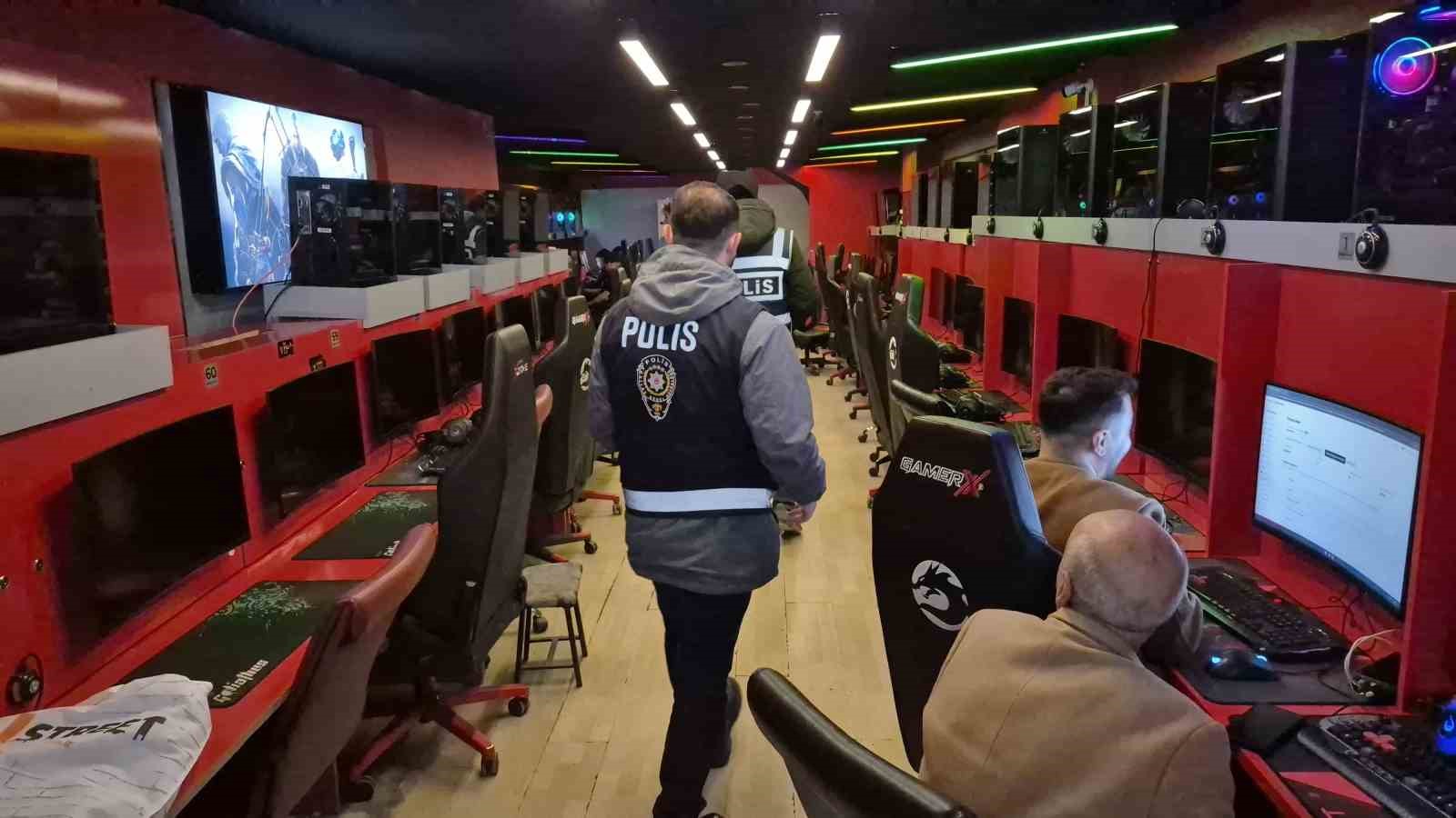 Polisin internet kafede yakaladığı çocuklar panik yaşadı
