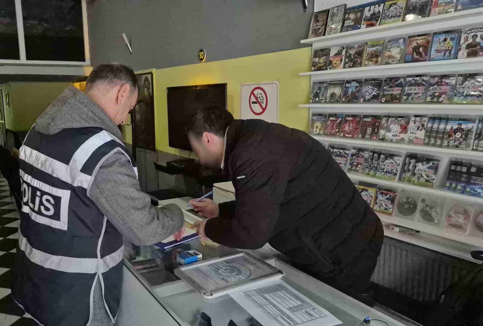 Polisin internet kafede yakaladığı çocuklar panik yaşadı
