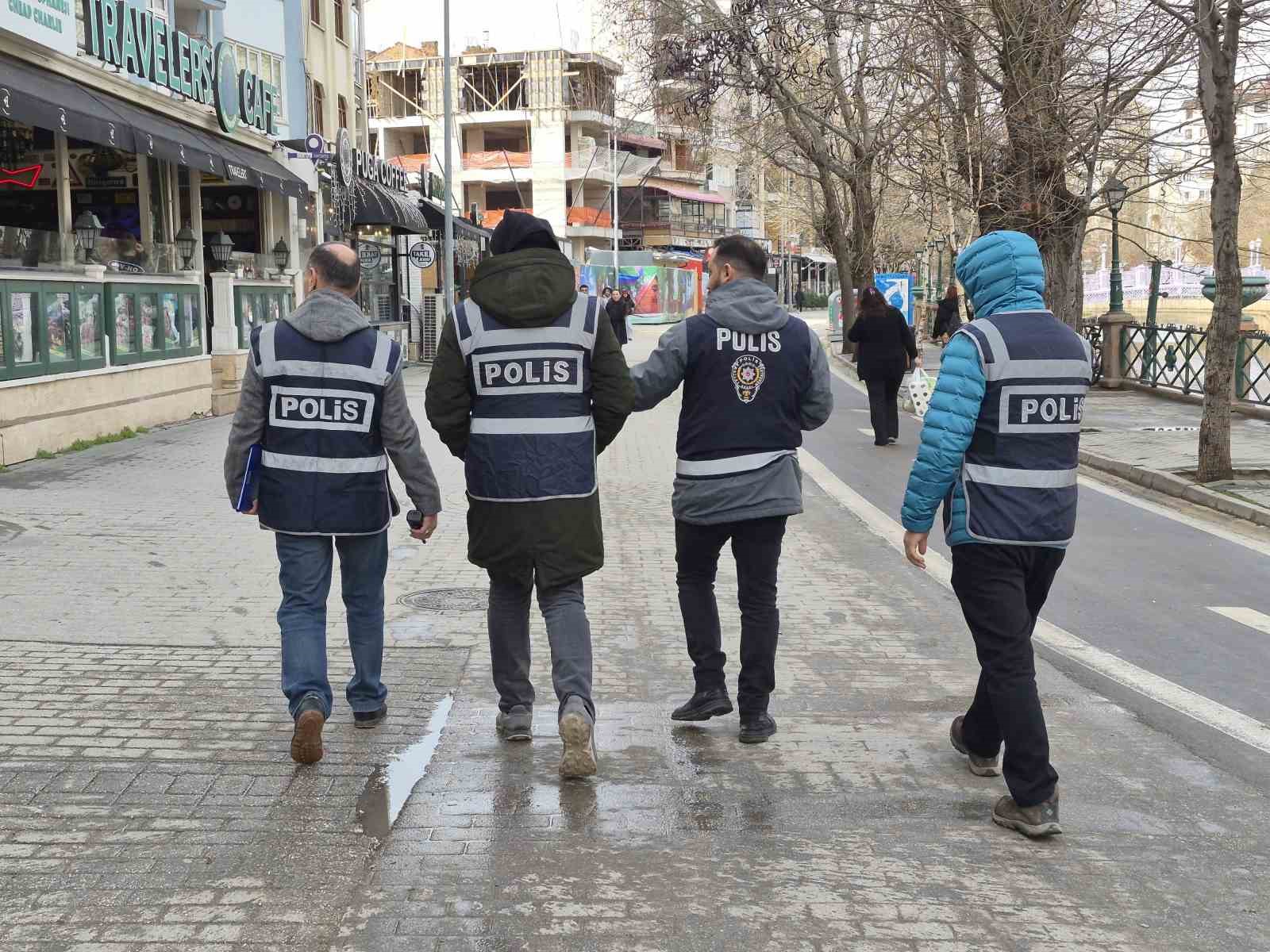 Polisin internet kafede yakaladığı çocuklar panik yaşadı
