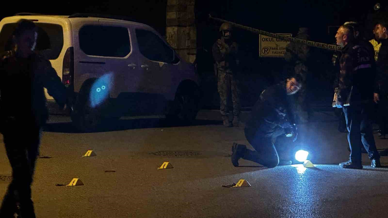 Polisle 3 sokak boyunca çatıştı, okul önünde vurularak etkisiz hale getirildi... Korku dolu anlar kamerada
