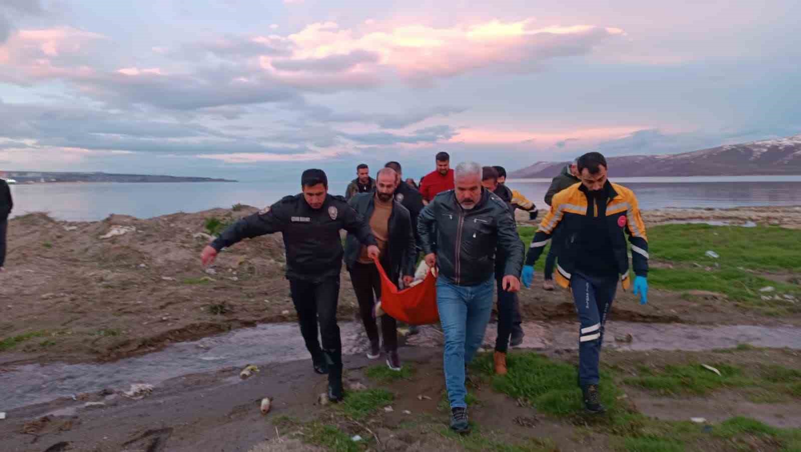Polisler soğuk havaya aldırış etmeden Van Gölü’ne girip vatandaşı kurtardı
