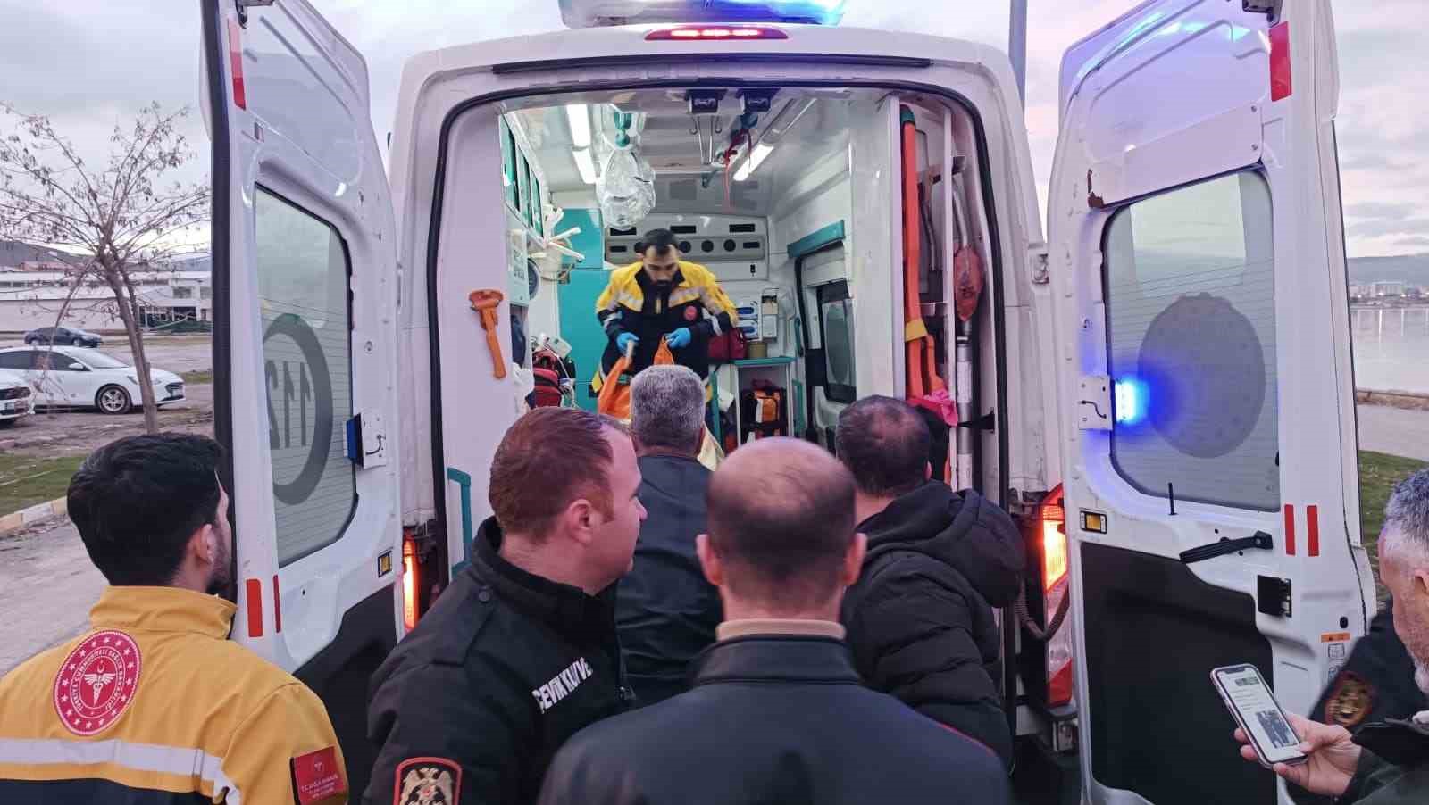 Polisler soğuk havaya aldırış etmeden Van Gölü’ne girip vatandaşı kurtardı
