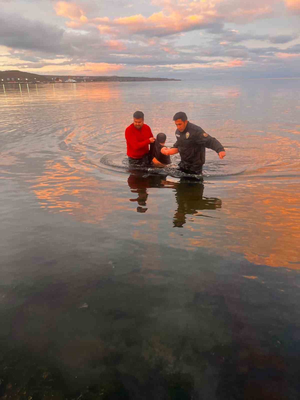Polisler soğuk havaya aldırış etmeden Van Gölü’ne girip vatandaşı kurtardı
