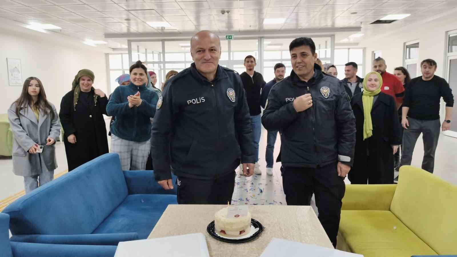 Polisleri "olay var" diyerek çağırdılar, pasta sürprizi yaptılar
