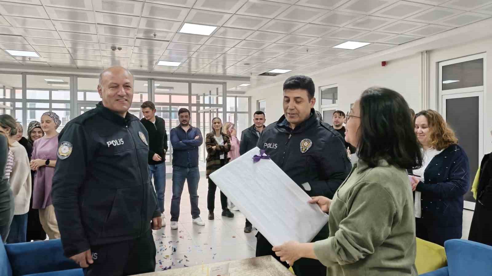 Polisleri "olay var" diyerek çağırdılar, pasta sürprizi yaptılar

