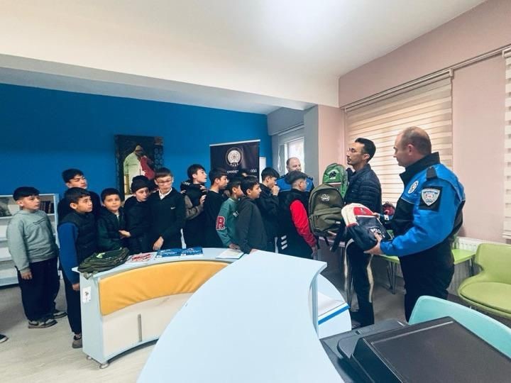 Polisten 50 öğrenciye kurs malzemesi yardımı
