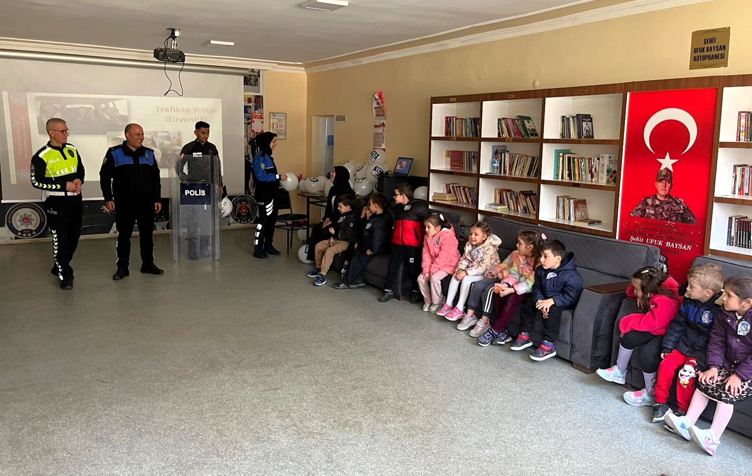 Polisten anaokul öğrencilerine yönelik eğitim
