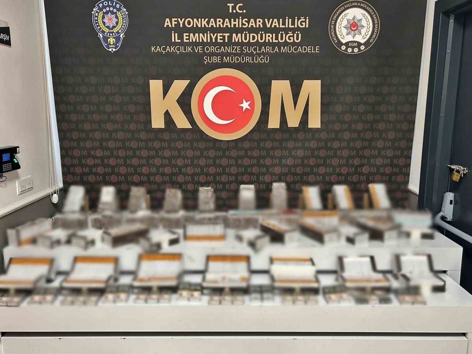 Polisten işyeri ve depoya kaçak makaron baskını
