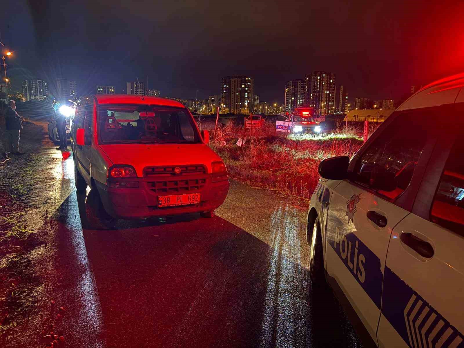 Polisten kaçan alkollü sürücü, polis aracında bineceği yeri beğenmedi
