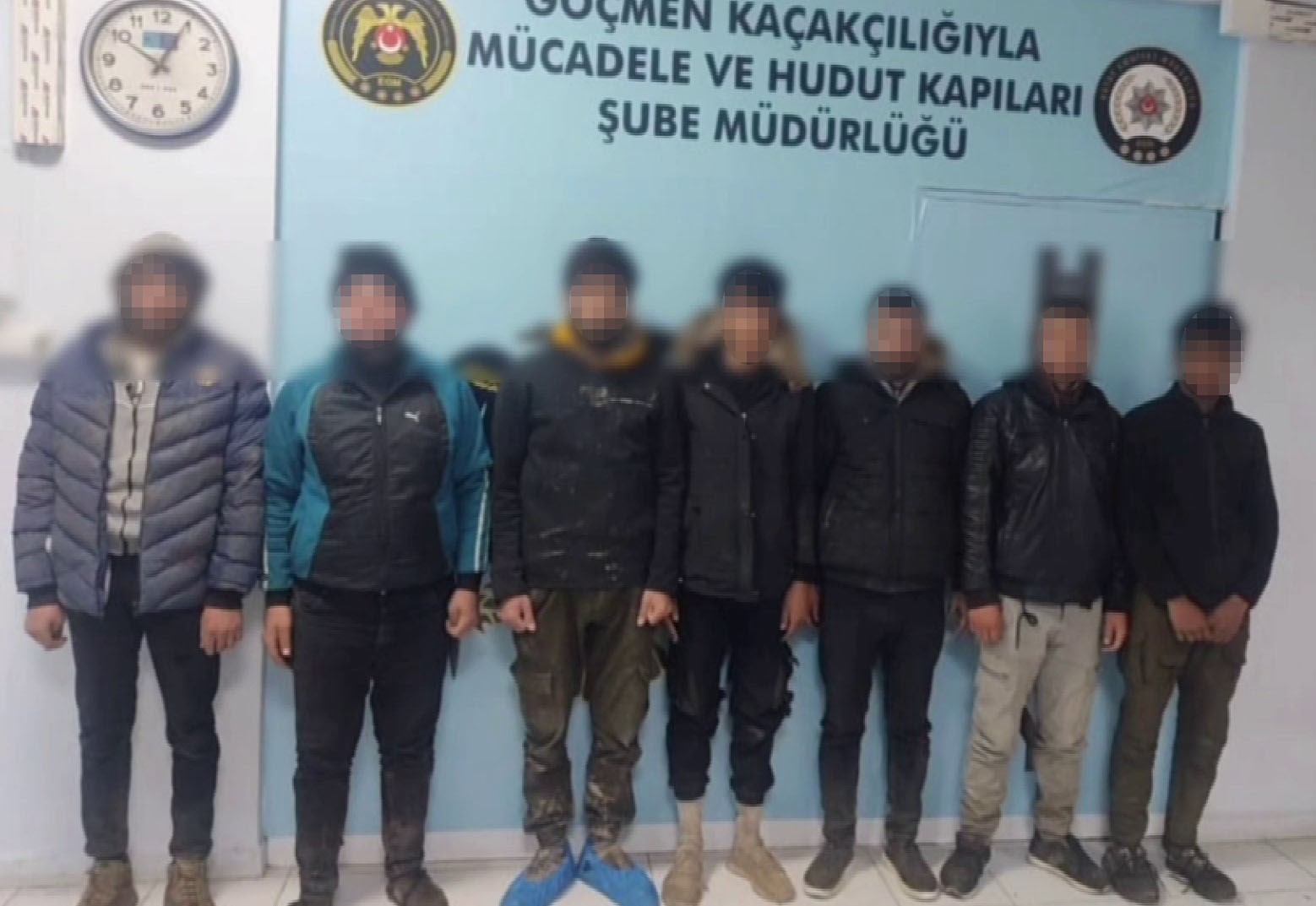 Polisten kaçan insan tacirinin kaza yaptığı operasyonda 10 göçmen yakalandı
