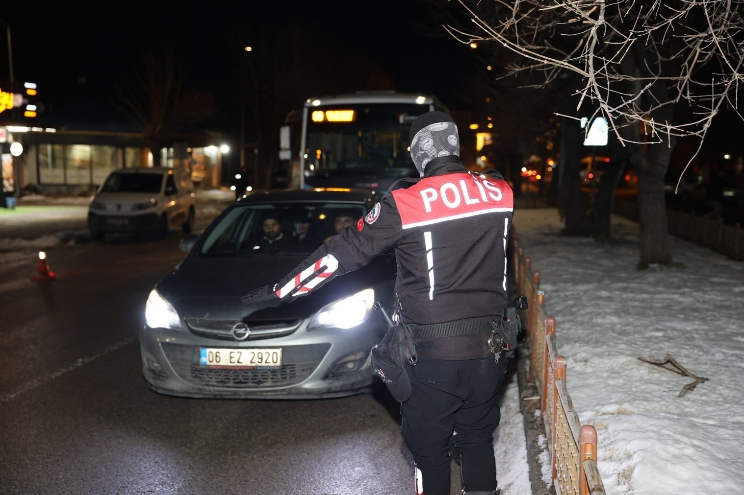 Polisten şok uygulamalara devam
