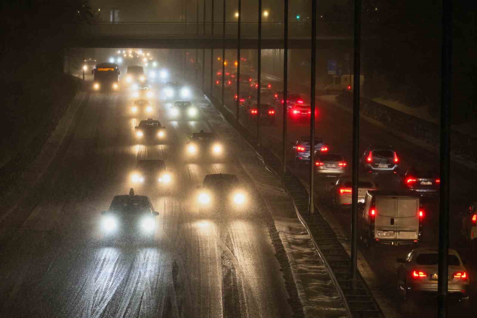 Polonya’da kar esareti: Yüzlerce araç yollarda kaldı
