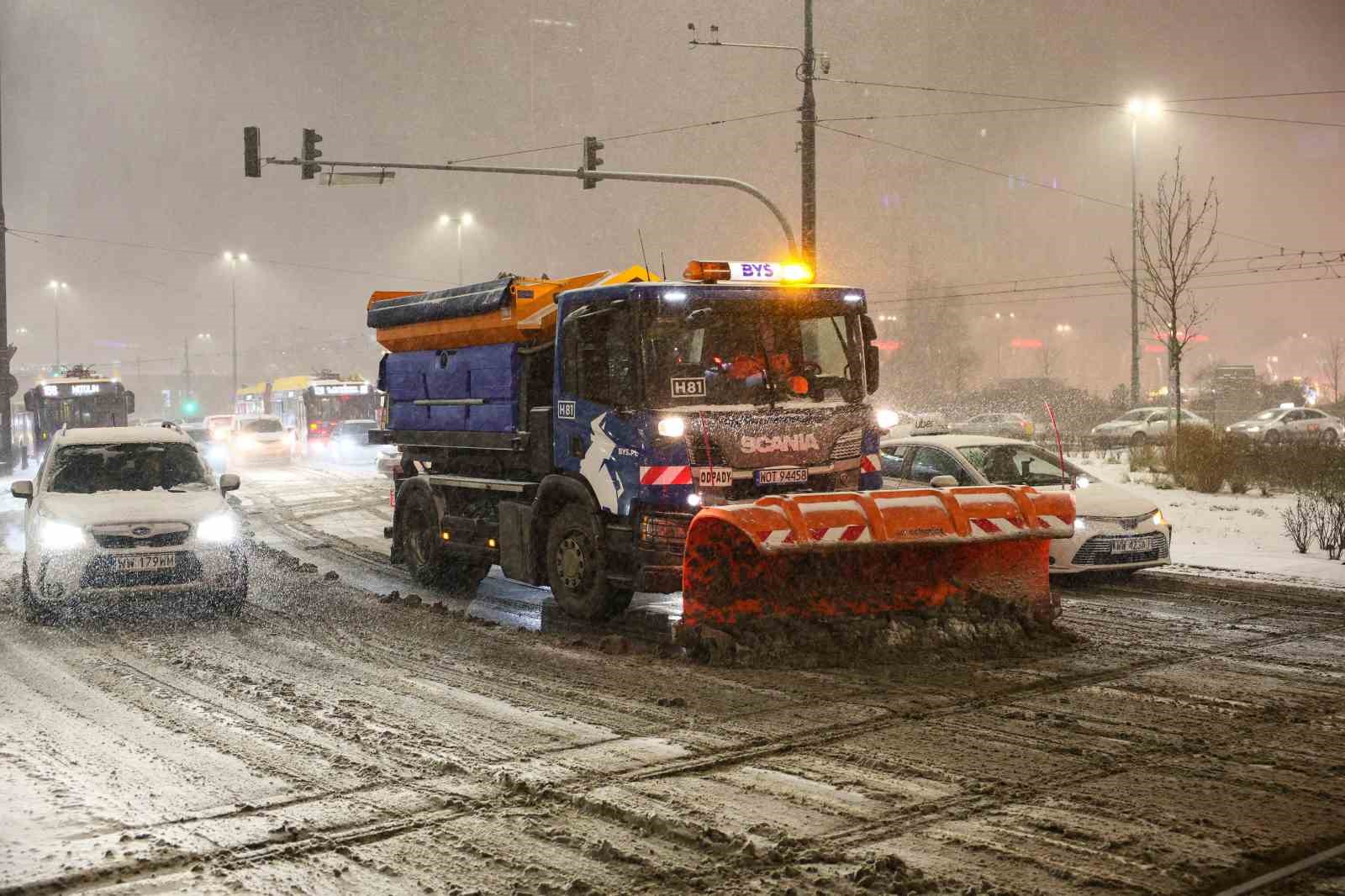 Polonya’da kar esareti: Yüzlerce araç yollarda kaldı
