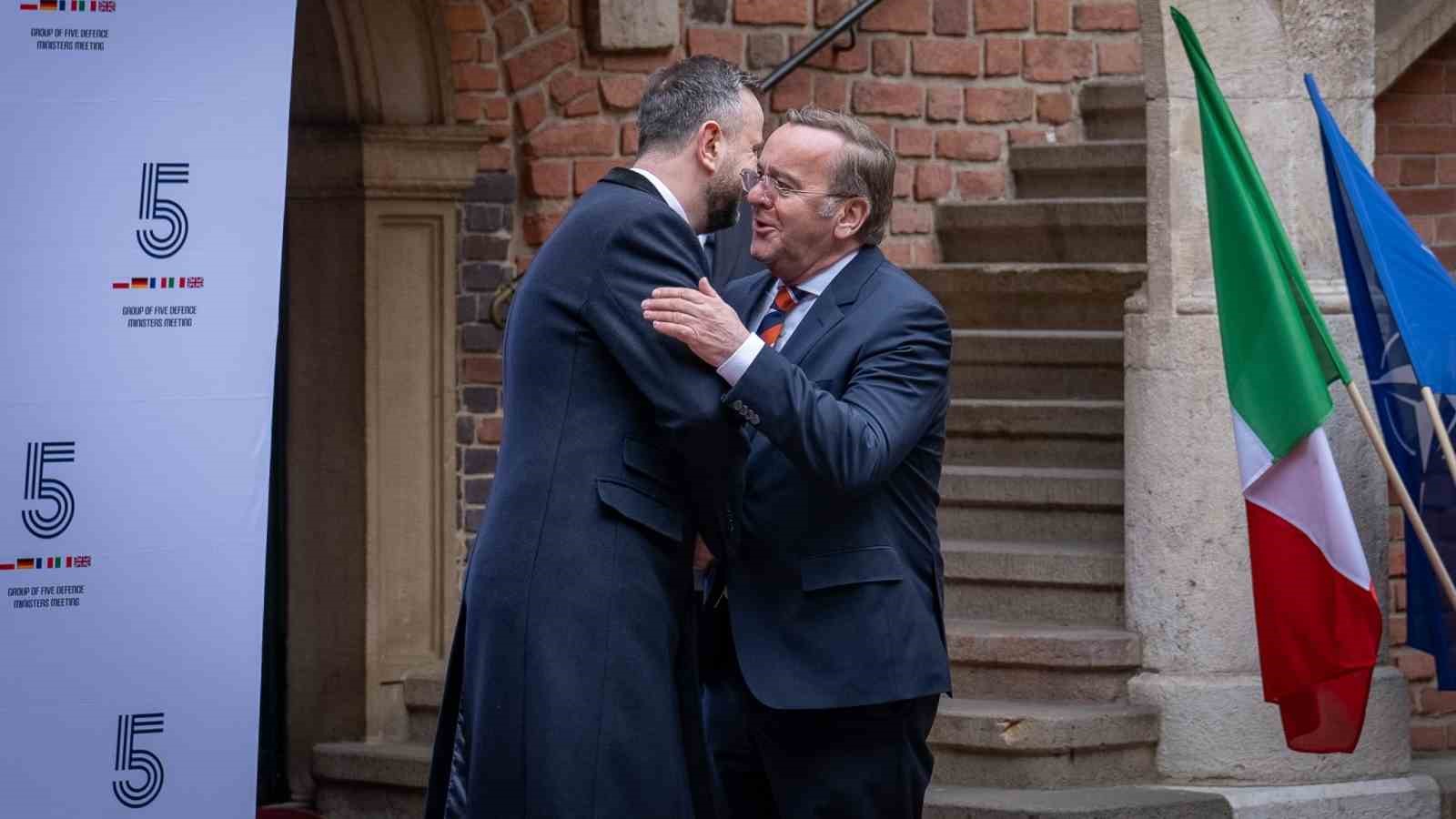 Polonyalı Bakan Kosiniak-Kamysz: "Savaş teknikleri şekilde değişiyor, uygun şekilde tepki vermeliyiz"
Polonyalı Bakan Kosiniak-Kamysz: "Savaş teknikleri şekilde değişiyor, uygun şekilde tepki vermeliyiz"