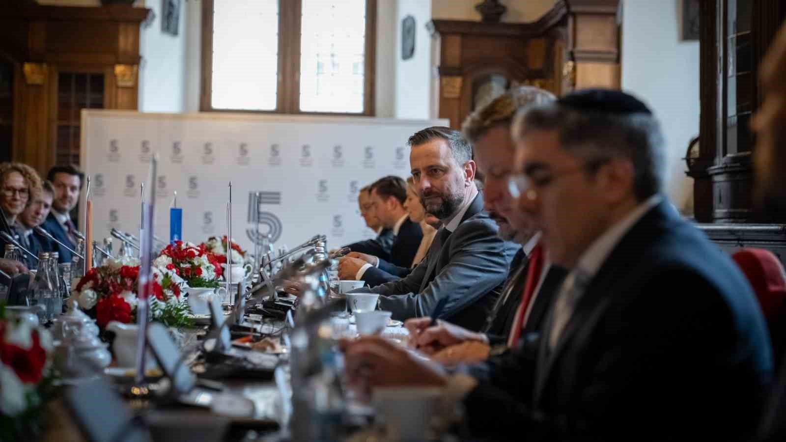 Polonyalı Bakan Kosiniak-Kamysz: "Savaş teknikleri şekilde değişiyor, uygun şekilde tepki vermeliyiz"
Polonyalı Bakan Kosiniak-Kamysz: "Savaş teknikleri şekilde değişiyor, uygun şekilde tepki vermeliyiz"