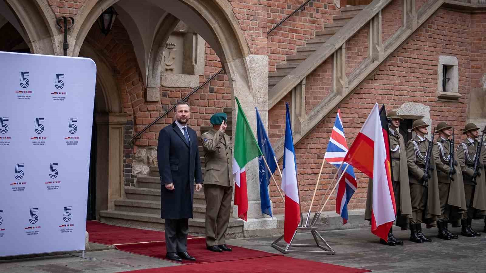 Polonyalı Bakan Kosiniak-Kamysz: "Savaş teknikleri şekilde değişiyor, uygun şekilde tepki vermeliyiz"
Polonyalı Bakan Kosiniak-Kamysz: "Savaş teknikleri şekilde değişiyor, uygun şekilde tepki vermeliyiz"