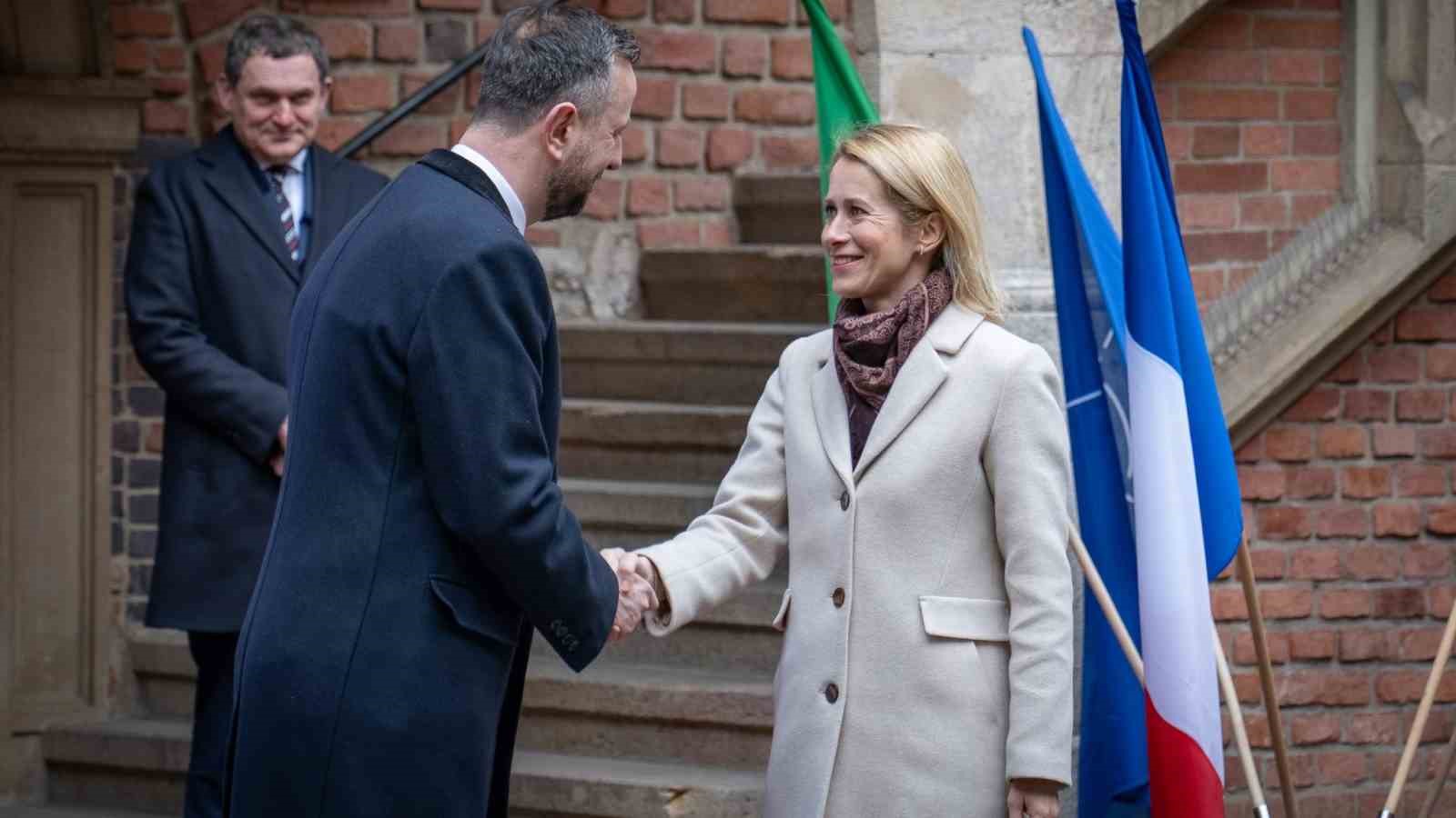 Polonyalı Bakan Kosiniak-Kamysz: "Savaş teknikleri şekilde değişiyor, uygun şekilde tepki vermeliyiz"
Polonyalı Bakan Kosiniak-Kamysz: "Savaş teknikleri şekilde değişiyor, uygun şekilde tepki vermeliyiz"