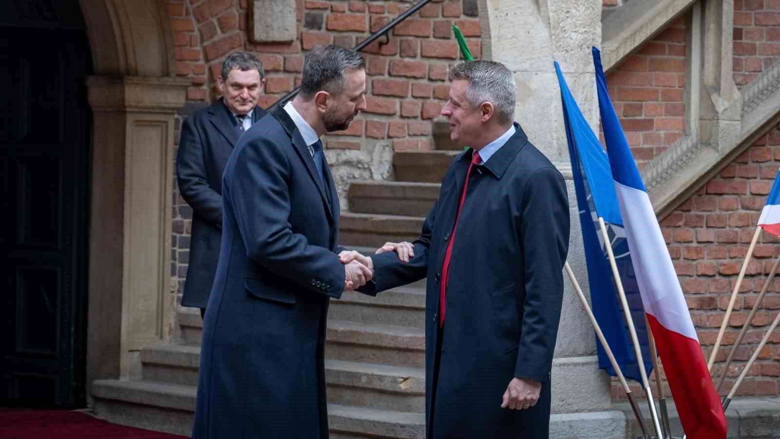 Polonyalı Bakan Kosiniak-Kamysz: "Savaş teknikleri şekilde değişiyor, uygun şekilde tepki vermeliyiz"
Polonyalı Bakan Kosiniak-Kamysz: "Savaş teknikleri şekilde değişiyor, uygun şekilde tepki vermeliyiz"
