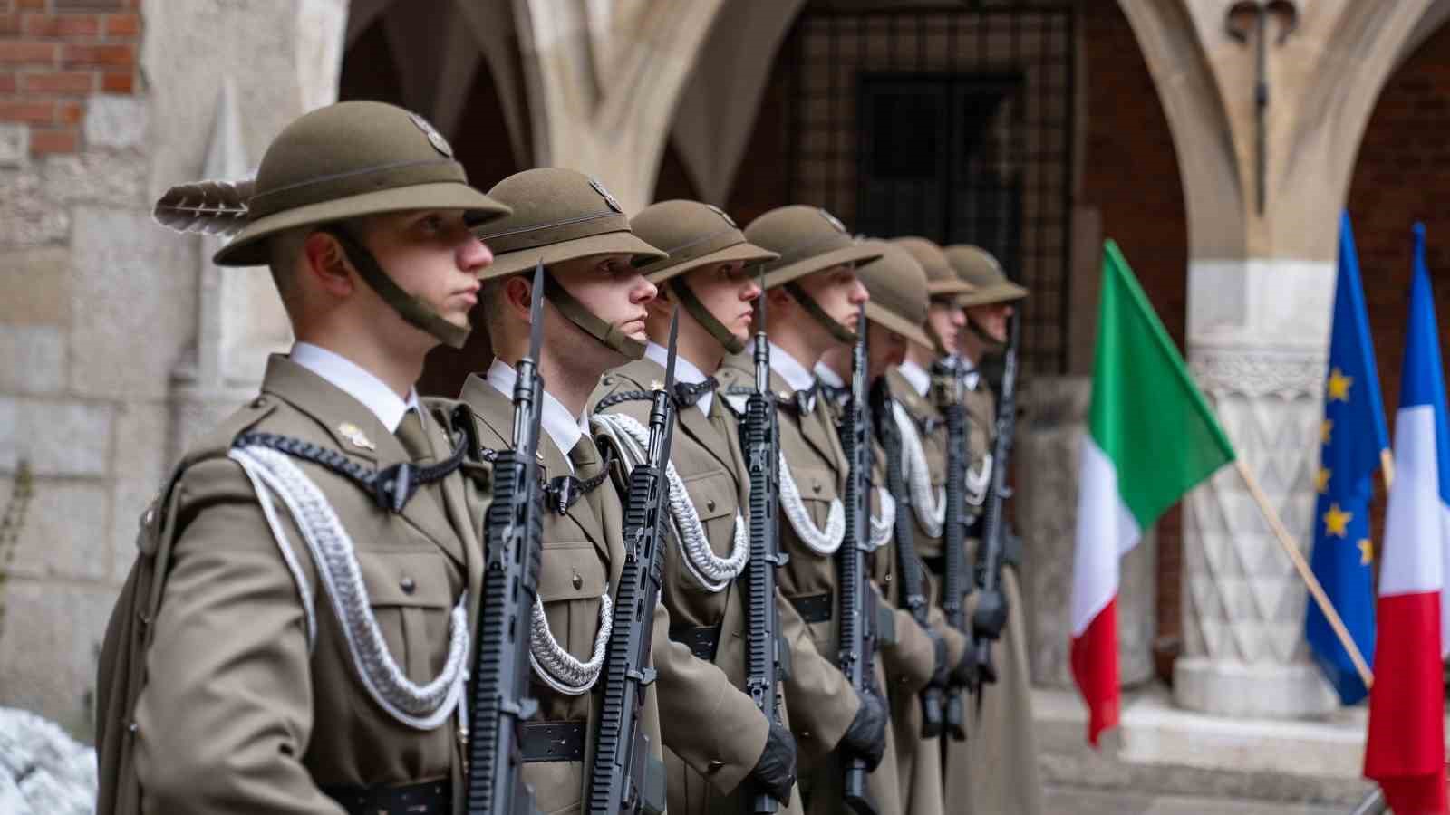 Polonyalı Bakan Kosiniak-Kamysz: "Savaş teknikleri şekilde değişiyor, uygun şekilde tepki vermeliyiz"
Polonyalı Bakan Kosiniak-Kamysz: "Savaş teknikleri şekilde değişiyor, uygun şekilde tepki vermeliyiz"