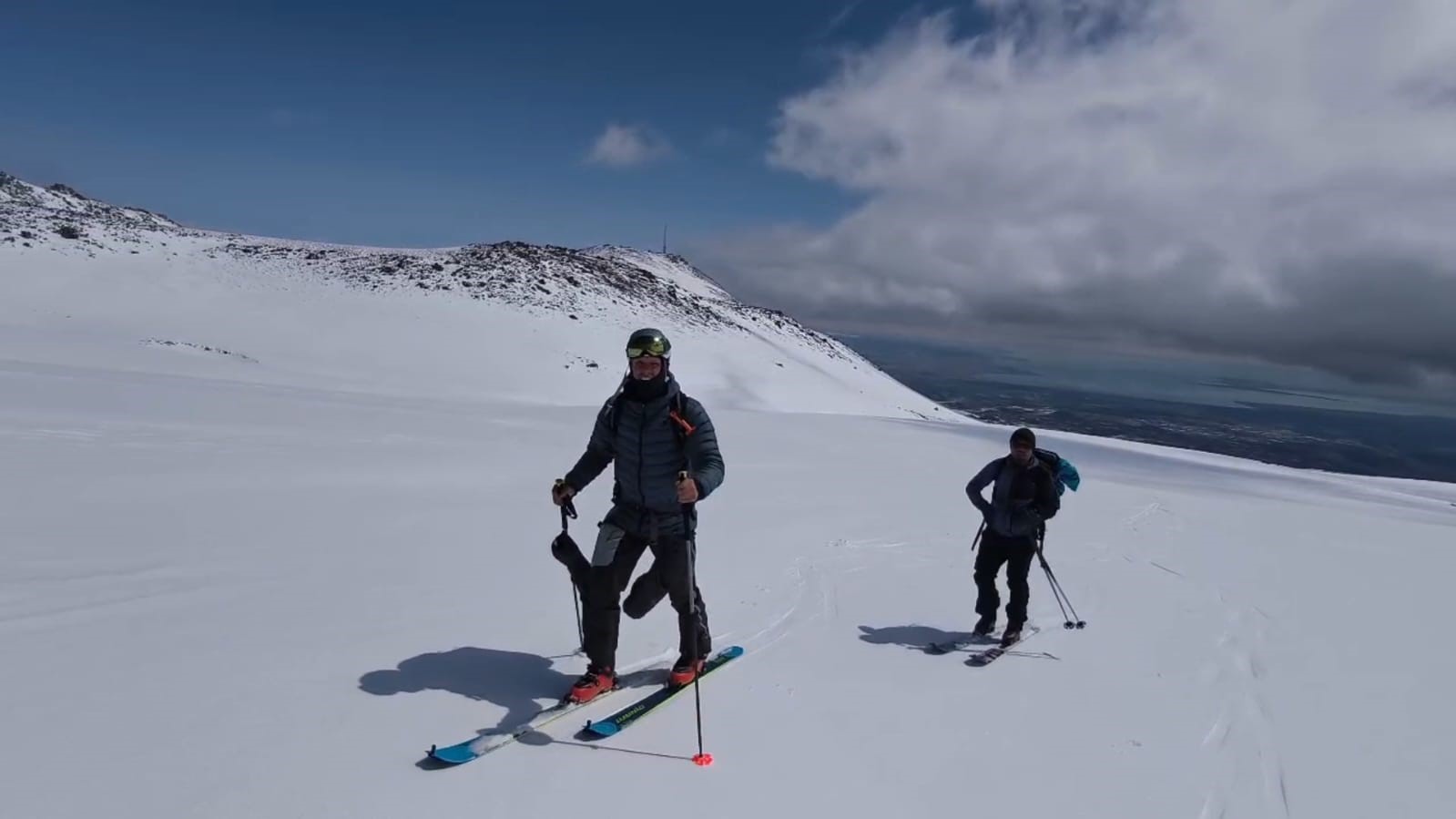 Polonyalı dağcılar Süphan Dağı’ndan kayakla indi
