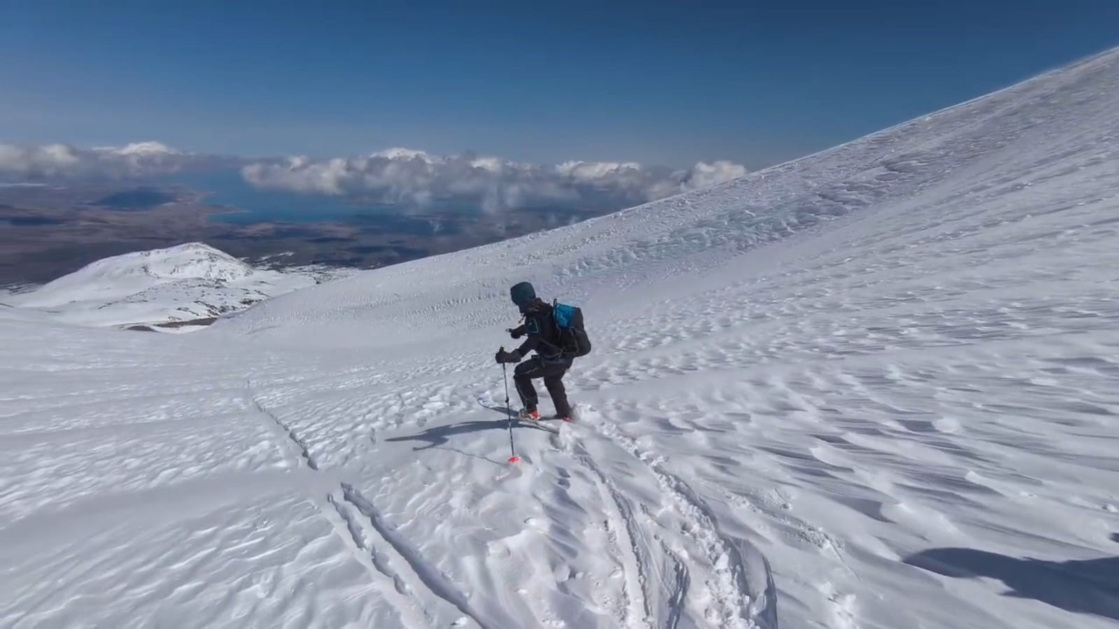 Polonyalı dağcılar Süphan Dağı’ndan kayakla indi

