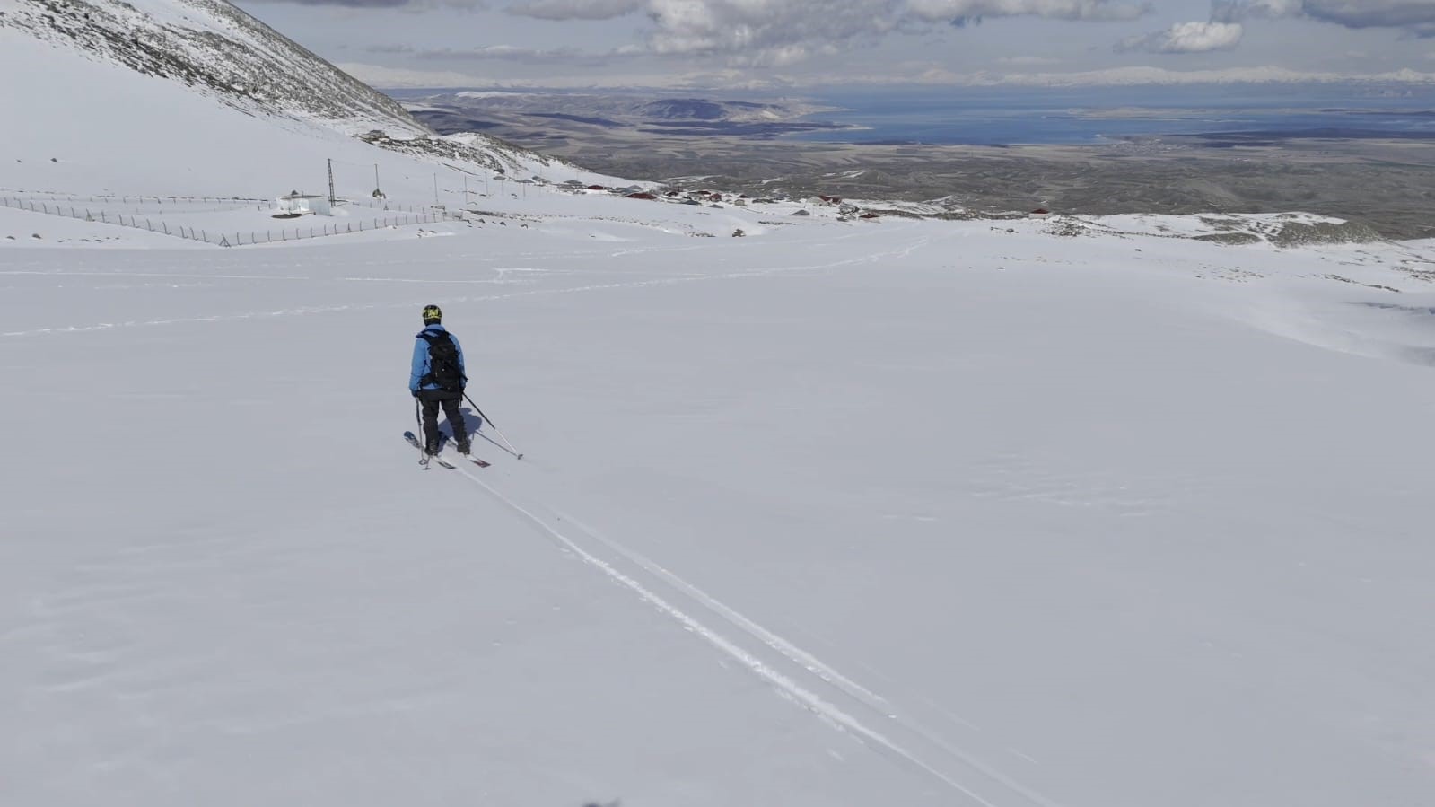 Polonyalı dağcılar Süphan Dağı’ndan kayakla indi
