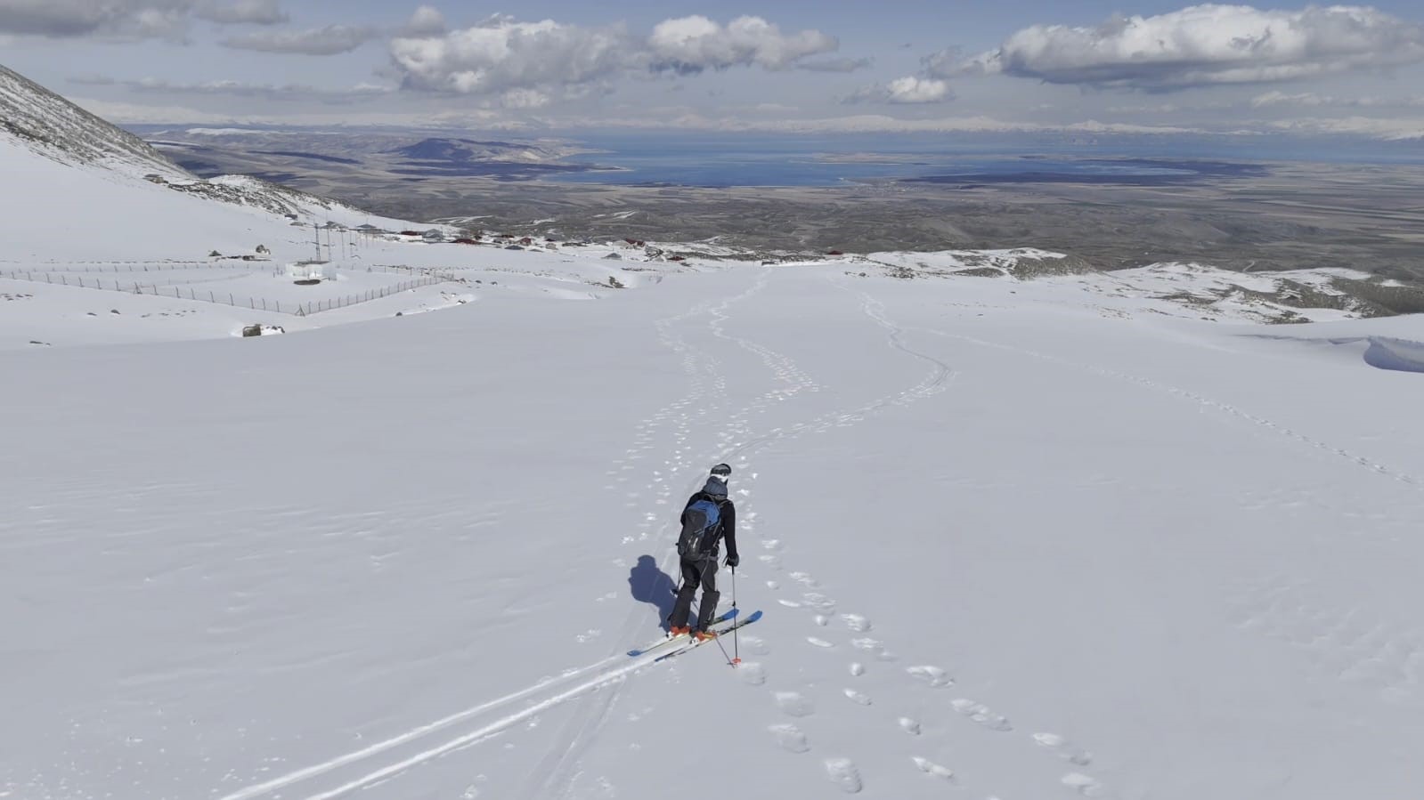 Polonyalı dağcılar Süphan Dağı’ndan kayakla indi
