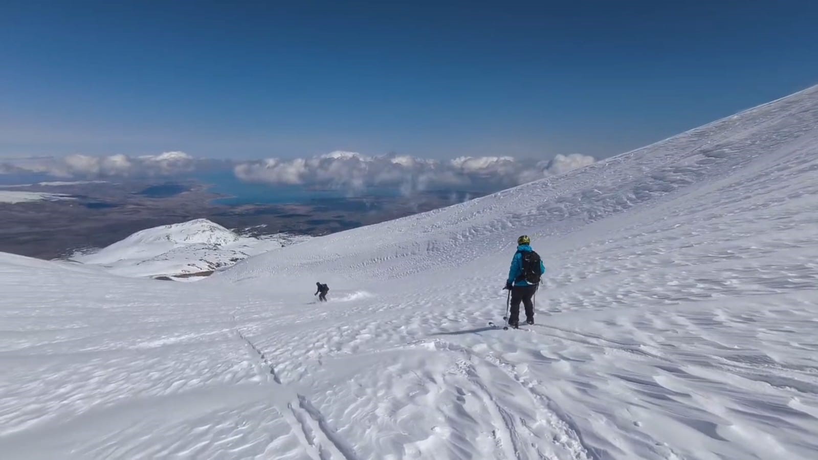 Polonyalı dağcılar Süphan Dağı’ndan kayakla indi
